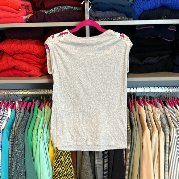Lift gray with white embroidery sleeveless top size XS NWT​ - Picture 3 of 3
